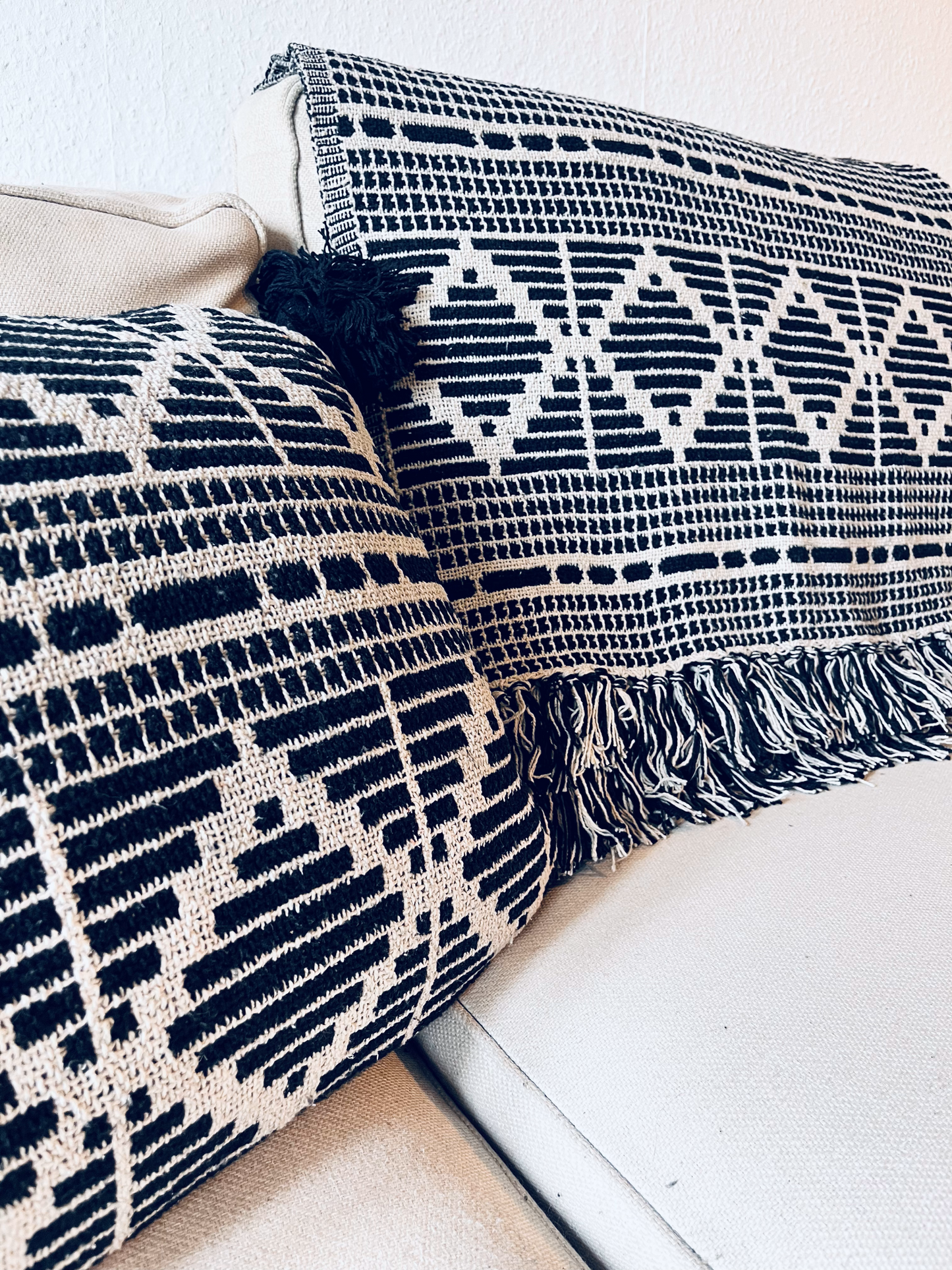Black Gutte Throw